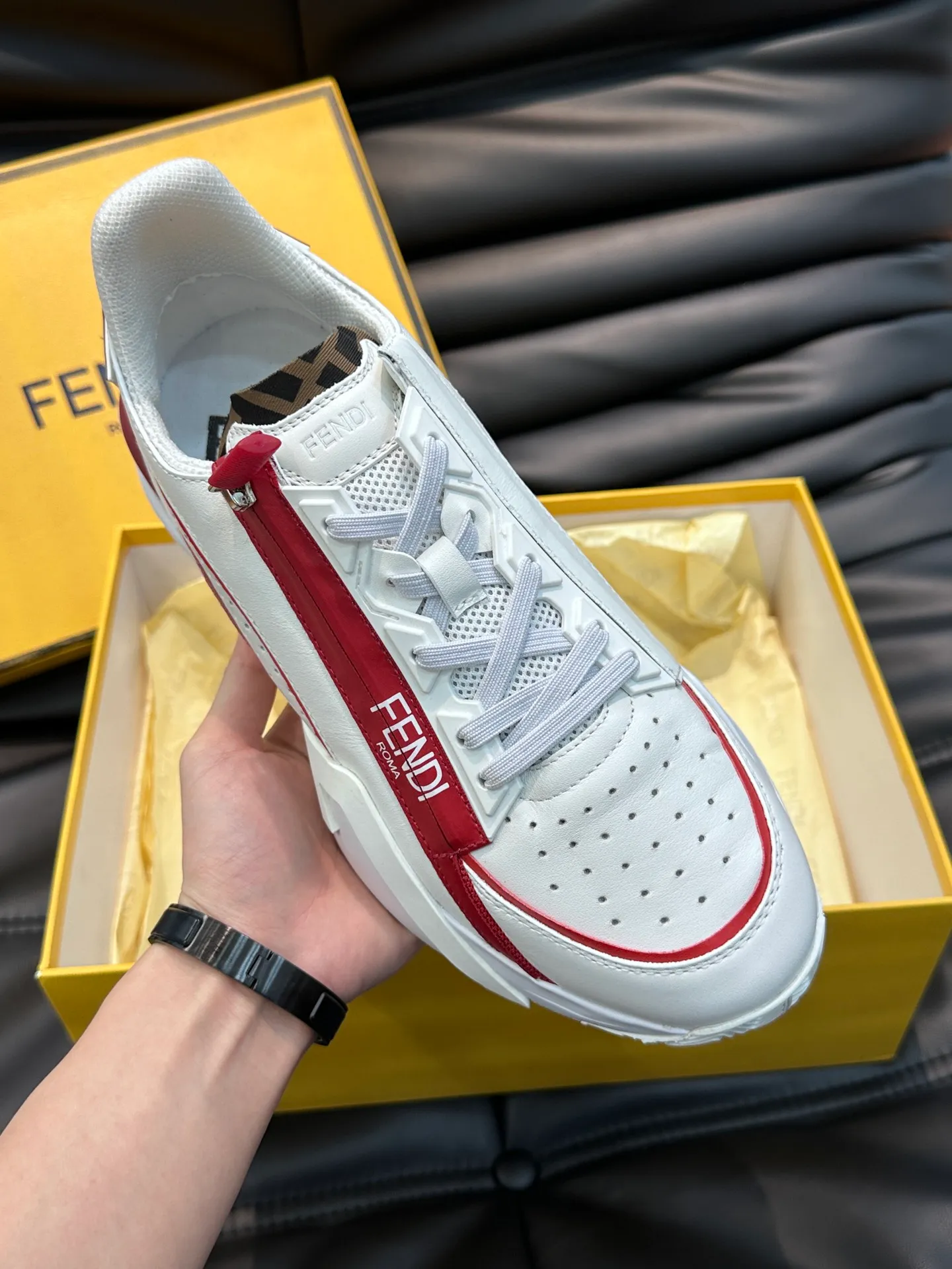Men's shoes 💰p560 "Fend*" new men's casual sports shoes, equipped with elastic straps, side zippers, and corrugated soles engraved with F. Embossed Fendi Flow lettering on the heel. Made of technical fabric and a mix of blue and suede. Decorated with Lycra® details. FF graphic tongue. Ultra-light and wear-resistant EVA sole. Size: 38-44